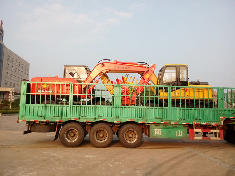 沃爾華集團(tuán)2臺(tái)挖掘機(jī)裝車即將出口委內(nèi)瑞拉 沃爾華集團(tuán)2臺(tái)挖掘機(jī)裝車即將出口委內(nèi)瑞拉